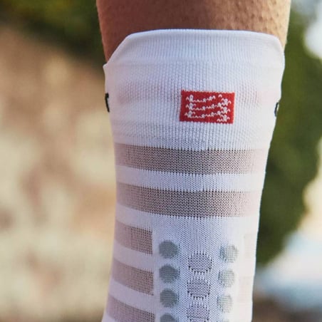 Calcetines Compressport Pro Racing v4.0 Ultralight Run High Gris Blanco