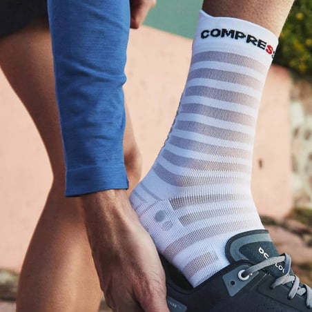 Calze Compressport Pro Racing v4.0 Ultralight Run High Grigio Bianco