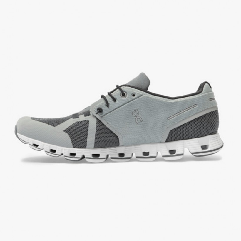 Turnschuhe auf Wolke grauer Mann SS20