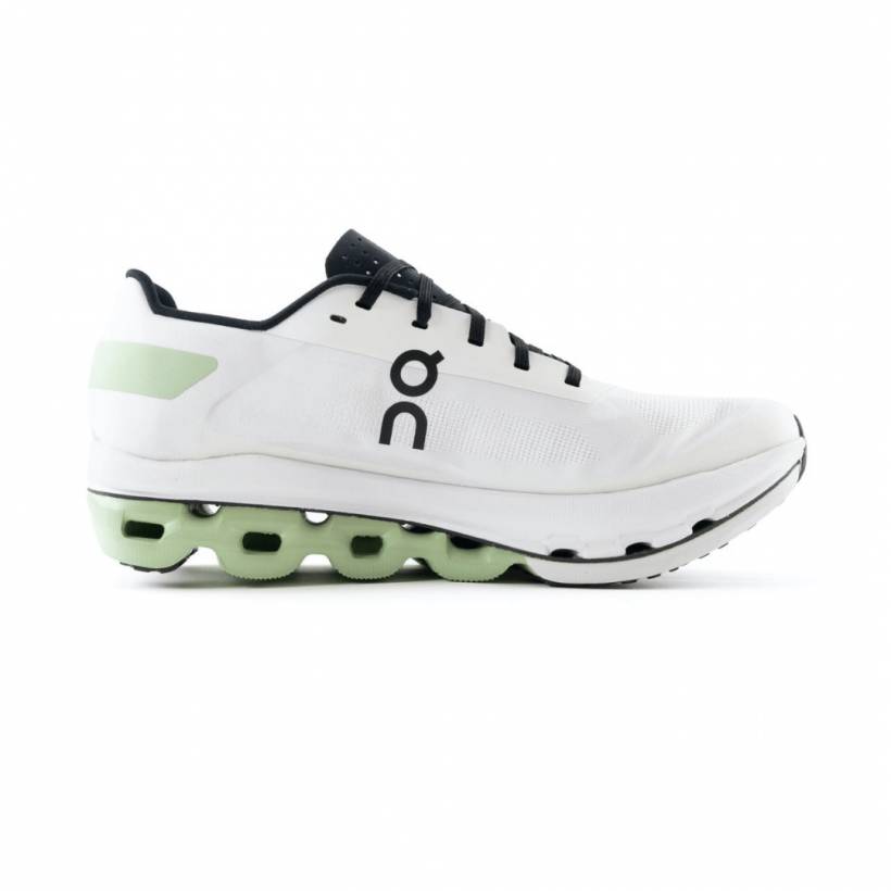 ON Cloudboom Weiß Schwarz AW21 Schuhe