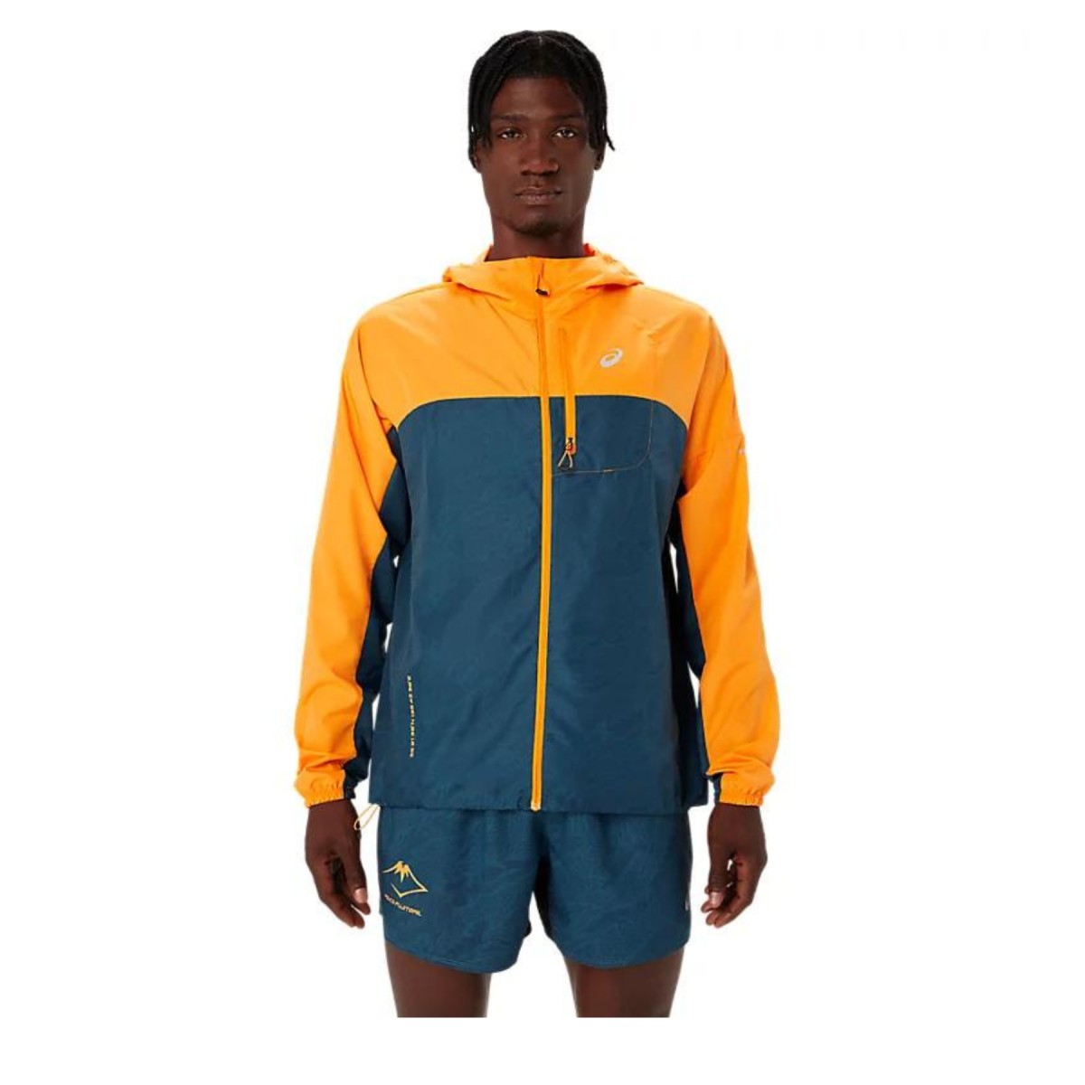 Off road günstig Kaufen-Jacke Asics Fujitrail Packable Windbreaker Orange Blau, Größe L. Jacke Asics Fujitrail Packable Windbreaker Orange Blau, Größe L <![CDATA[Asics Fujitrail Packbare Windjacke Inspiriert von Offroad-Laufabenteuern ist die FUJITRAIL PACKAB