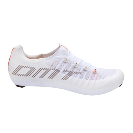 Chaussures blanches 2025 de DMT Pogi