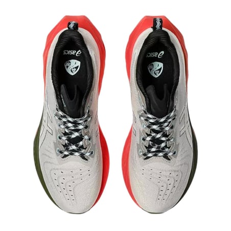 Asics Novablast 4 TR Beige Rode Sneakers