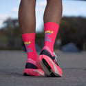 Le ragazze di Sporcks possono fare calzini rosa blu gialli