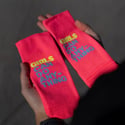 Le ragazze di Sporcks possono fare calzini rosa blu gialli