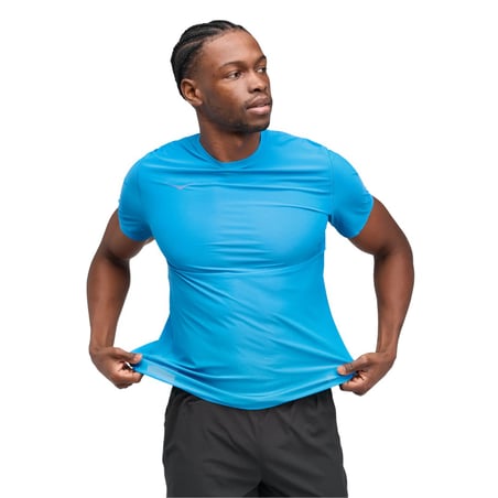 T-shirt Hoka Airolite à manches courtes bleu clair.
